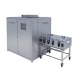 Industrielle Trockeneisproduktionsanlage Cold Jet R1000H aus Edelstahl mit Bedieneinheit und angeschlossenem Fördermodul auf Rollen.