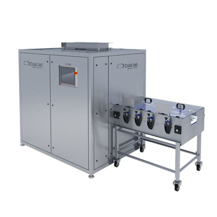 Industrielle Trockeneisproduktionsanlage Cold Jet R1000H aus Edelstahl mit Bedieneinheit und angeschlossenem Fördermodul auf Rollen.